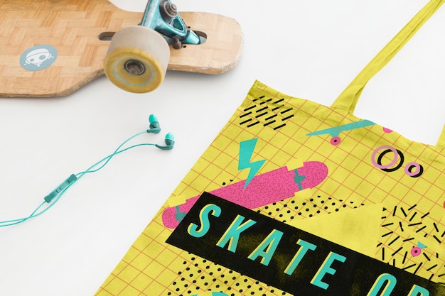 PSD mockup di borsa con il concetto di skateboard