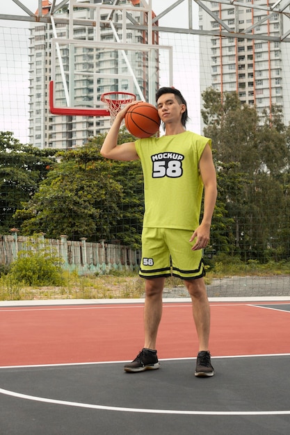 Giocatore di basket che indossa il design mock-up della maglia all'aperto sul campo