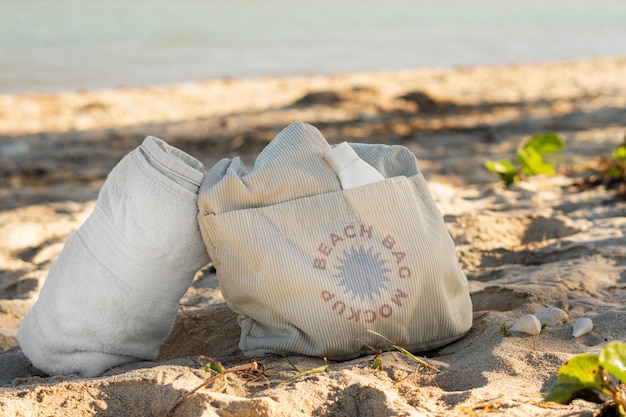 PSD modello di borsa da spiaggia sulla sabbia