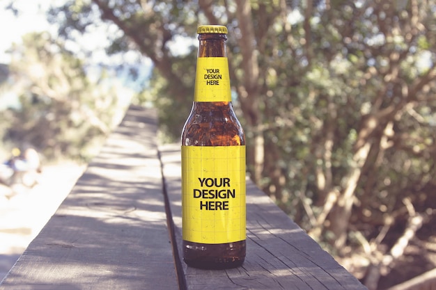 Mockup birra passerella spiaggia