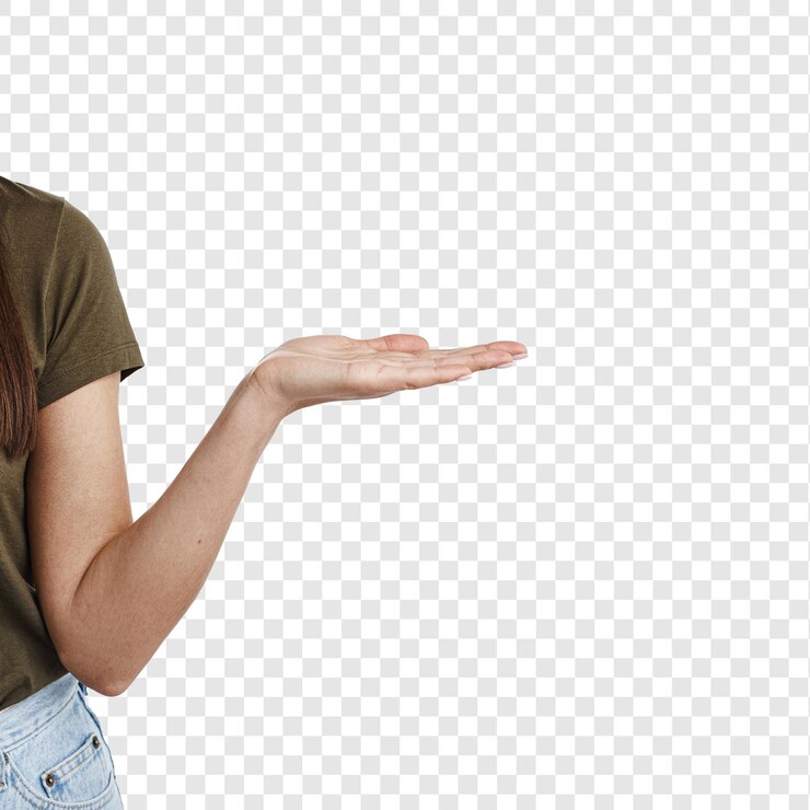 PSD 緑色のtシャツを着て自然化をしている美しい茶色の女性があなたのロゴの製品を手のひらに持っています