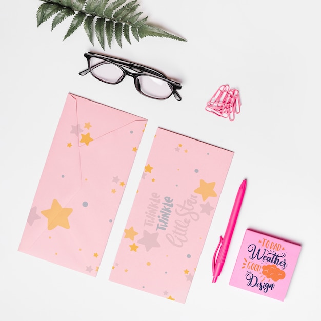 PSD bella busta mockup con decorazione floreale