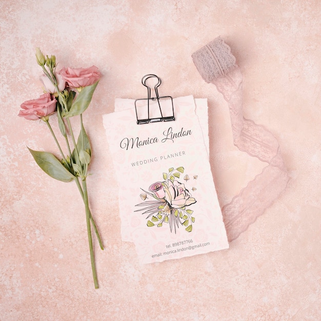 PSD beautiful flowers with wedding invitation