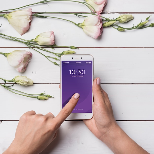 Bello mockup di smartphone con decorazione floreale