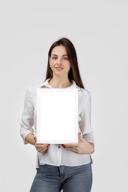 PSD beautiful smiling woman holding blank board