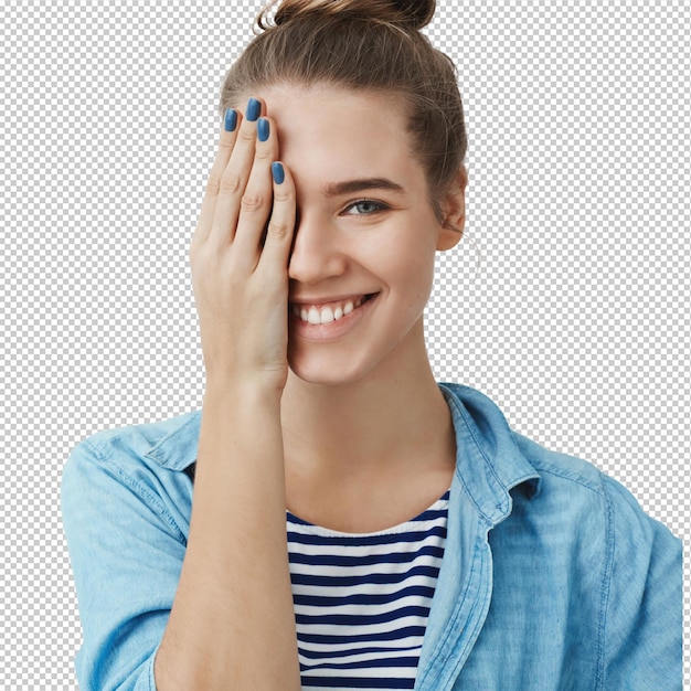 美しいティーンエイジャーの女性が手で片目を覆っている