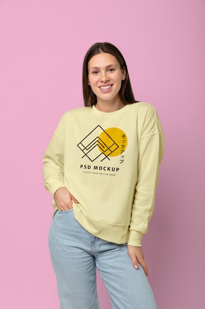 PSD mockup con cappuccio da portare della bella donna