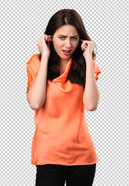一個漂亮的年輕女孩遮住她的耳朵
