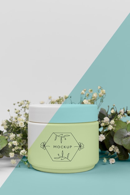 PSD crema di prodotti di bellezza con mock-up vegetale