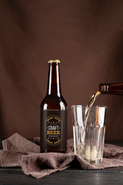 PSD mockup di design bottiglia di birra