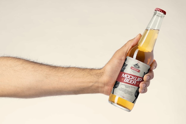 PSD bottiglia di birra con mockup di etichetta