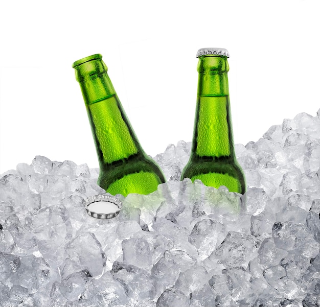 PSD bottiglia di birra con gocce d'acqua di bevande fredde cube di ghiaccio di bevande rinfrescanti estive succose