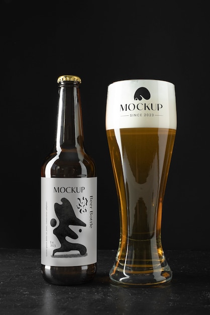 PSD invito per la giornata della birra e mockup di merchandising