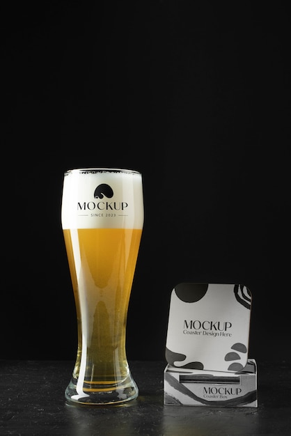 PSD invito per la giornata della birra e mockup di merchandising