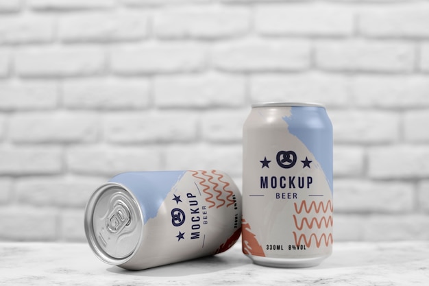 PSD invito per la giornata della birra e mockup di merchandising