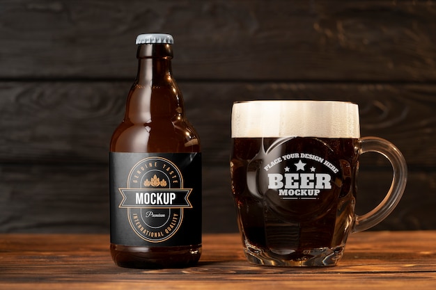 Mockup di boccale di birra sul tavolo di legno