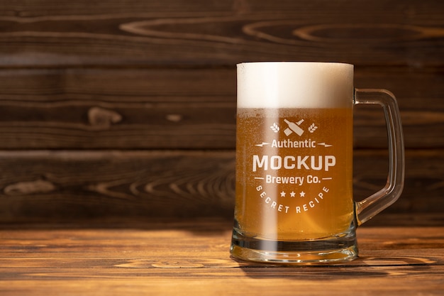 PSD mockup di boccale di birra sul tavolo di legno