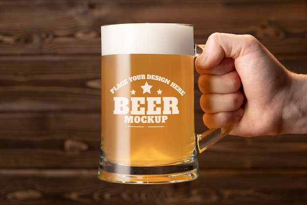 PSD mockup di boccale di birra sul tavolo di legno