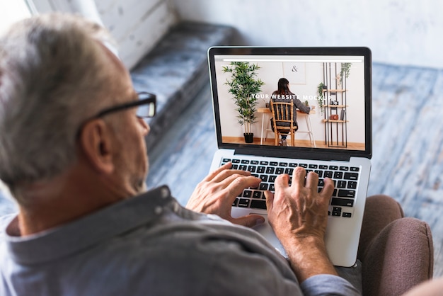 PSD bejaarde die laptop met behulp van