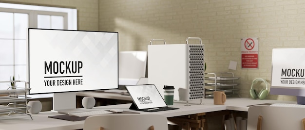 Bekväm arbetsplats med dator och laptop mockup