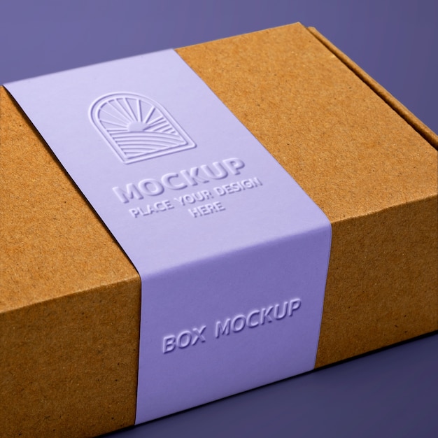 PSD mock-up di scatola di cartone con fascia per il ventre con effetto goffrato