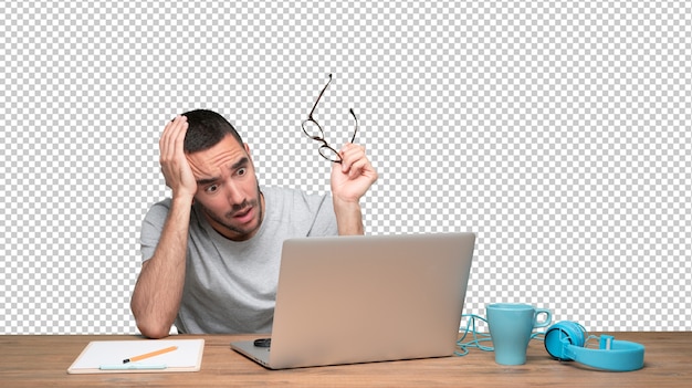 Betrokken jonge man zit aan zijn bureau