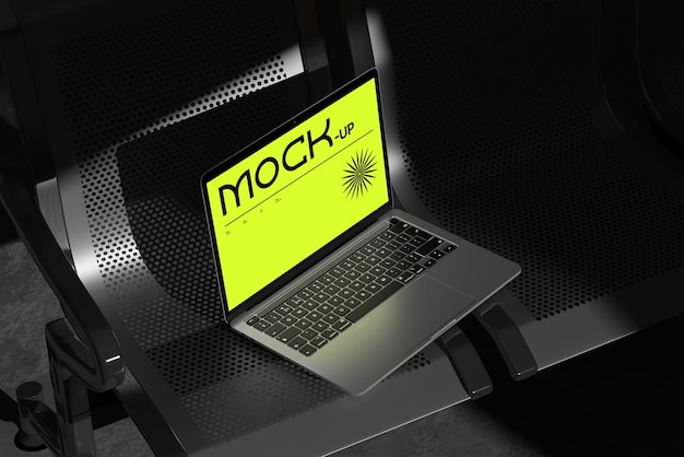 Bewerkbare realistische laptop mockup met stoel achtergrond