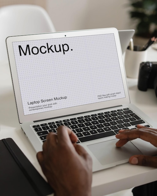 Biały laptop z makietą ekranu
