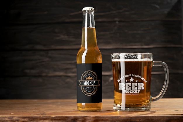 PSD bierpul mockup op houten tafel