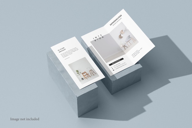 Bifold dl flyer mockup op een steen