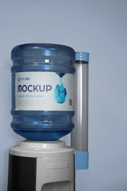 Grande mockup di bottiglia d'acqua in plastica