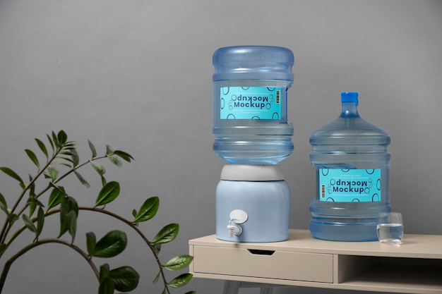 PSD grande mockup di bottiglia d'acqua in plastica