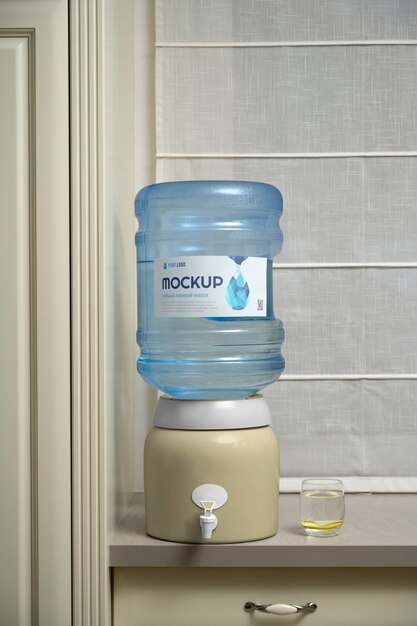 PSD grande mockup di bottiglia d'acqua in plastica