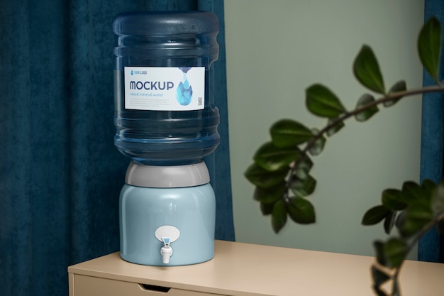 PSD grande mockup di bottiglia d'acqua in plastica