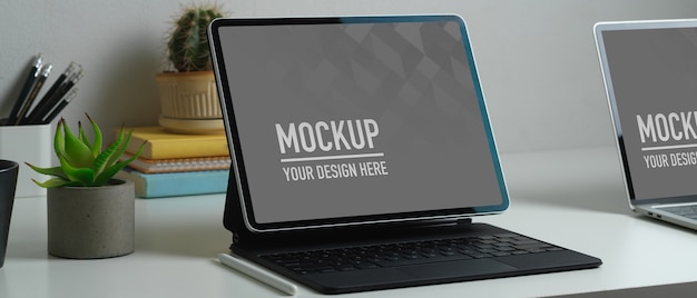 Bijgesneden schot van werkruimte met mockup voor tabletlaptop