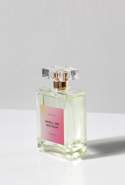 Bijtende glazen verpakking parfum mockup