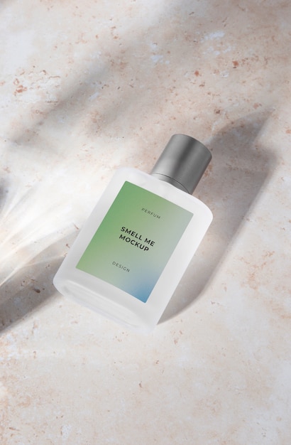 Bijtende glazen verpakking parfum mockup