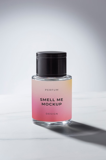 Bijtende glazen verpakking parfum mockup