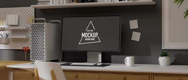 Bilgisayar mockup’ı ve malzemeleri olan loft çalışma alanı