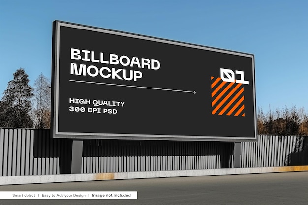 Billboard in een straat waarop billboard mockup staat