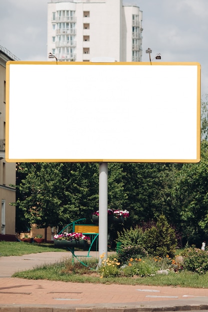 Billboard met blanco oppervlak voor reclame