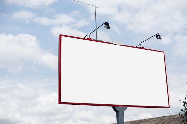 Billboard met blanco oppervlak voor reclame