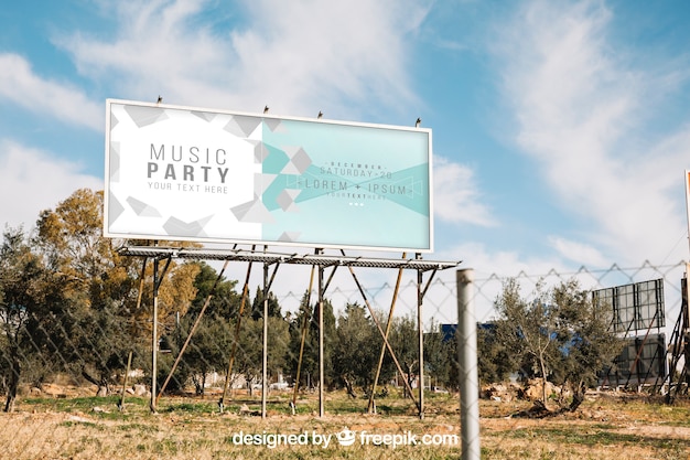 Billboard mockup achter metalen hek