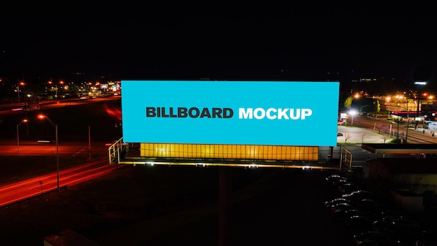 Макет рекламного щита на городской улице ночью