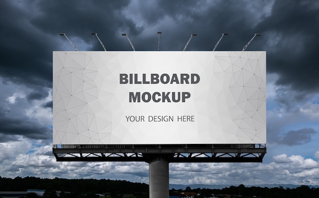 Mockup del tabellone per le affissioni visualizzato sul cielo all'aperto