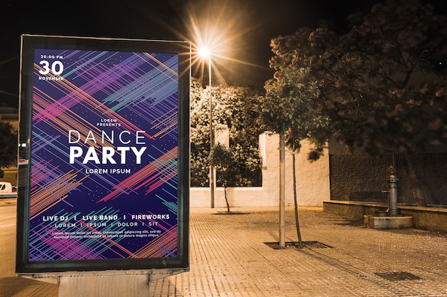 PSD billboard mockup in stad bij nacht