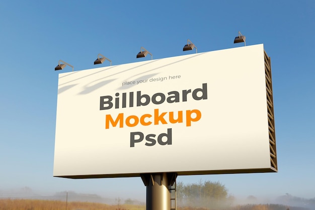 Billboard mockup-ontwerp tegen de wolken