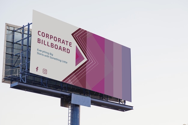 PSD billboard mockup op avondrood