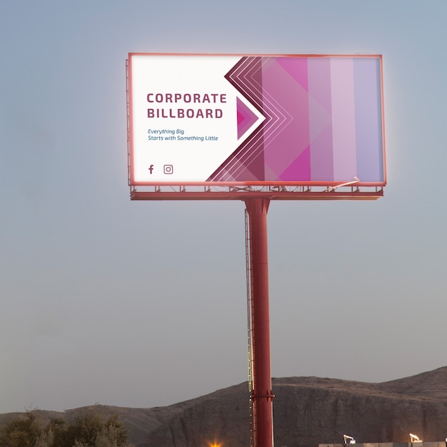 PSD billboard mockup op avondrood