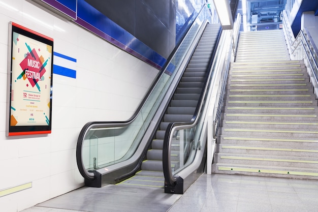 PSD mockup cartellone pubblicitario nella stazione della metropolitana